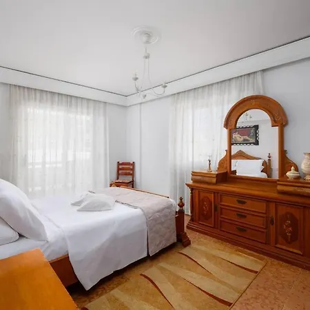Anerades Center Апартаменти *
